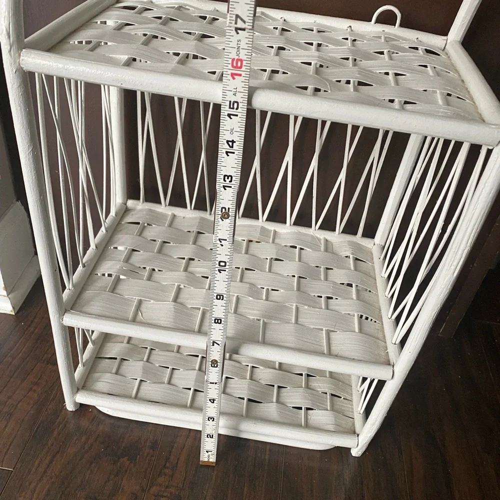 Vintage White Wicker shelf with towel rack - Picture 5 of 6
